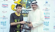 مرزوق الخرافي يسلم الجائزة