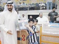 واحد من الجماهير يتسلم جائزته