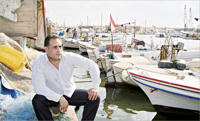 علي مزنر... على الميناء يبحر مع ذكريات خلت