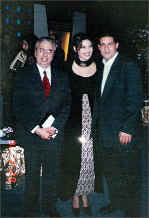  سوزان تتوسط زوجها علي والشاعر هنري زغيب