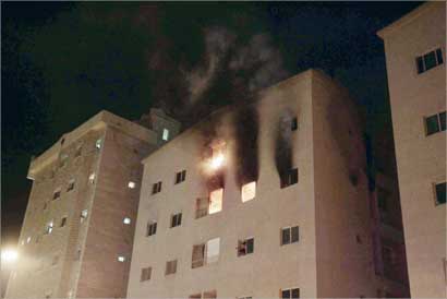 الدخان ينبعث من العمارة المنكوبة (تصوير جلال معوض)