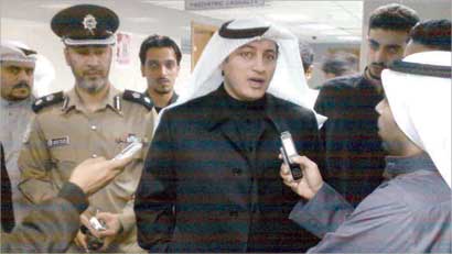 النائب عسكر العنزي متحدثا للاعلام 