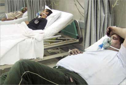 مصابون من جيران الضحايا على اسرة مستشفى الجهراء