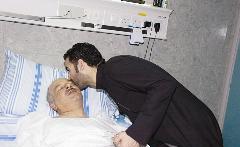 أحمد إيراج يقبل رأسه