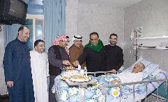 الفنانون يحيطون بالسلمان ويبدو الزميل حسين خليل