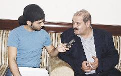 ... ومتحدثاً الى الزميل علاء محمود		(تصوير علي السالم)