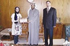 شعاع الشعلان تتسلم شهادة تكريم