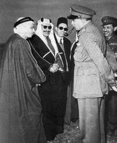 برفقة الشيخ عبدالله الجابر حين مقابلة الرئيس المصري محمد نجيب سنة 1954