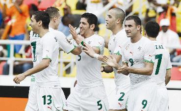 لاعبو الجزائر أنعشوا آمالهم في التأهل		(رويترز)