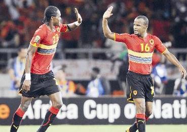 فلافيو ومانوشو يحتفلان بالتسجيل	 (ا ف ب)