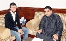 هاشم أسد الله يتحدث إلى الزميل حسين خليل 	(تصوير- جلال معوض)