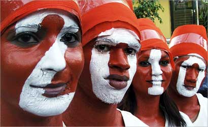 4 جنود رسموا على وجوههم أرقاما ترمز إلى العام الجديد (رويترز) 