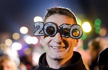 رجل في روتردام يضع على وجهه قناعا يرمز إلى العام 2010				 (ا ف ب)