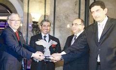 عادل الخرافي متسلما درعا تكريمية