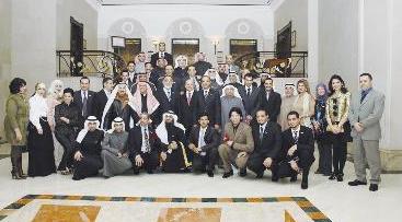 الخرافي مستقبلا الوفد الكويتي المشارك في الحفل