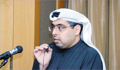 هاشم النسيم متحدثا في الحفل (تصوير علي السالم)