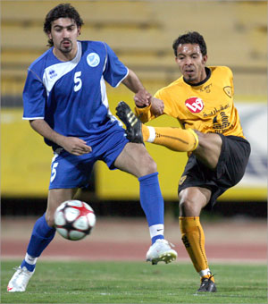 u0623u062du0645u062f u0639u062cu0628 u064au062du0627u0648u0644 u0627u0644u0627u0633u062au062du0648u0627u0630 u0639u0644u0649 u0627u0644u0643u0631u0629 u0648u0645u0627u062cu062f u0645u0635u0637u0641u0649 u064au0644u0627u062du0642u0647 u00abu0627u0644u0623u0632u0631u0642 u062fu0648u062a u0643u0648u0645u00bb