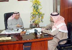 العبدالجادر متحدثا إلى الزميل ناصر الفرحان