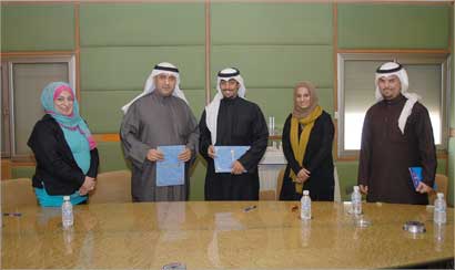 أحمد الشمري وسارة الشمري وضاري الوزان وعبدالرحمن النصار وباسمة الدهيم أثناء توقيع الاتفاقية 