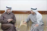   الفضلي متحدثا إلى الزميل صالح الدويخ (تصوير علي السالم) 