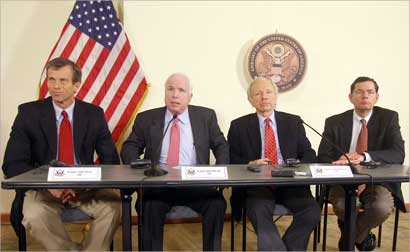 u0623u0639u0636u0627u0621 u0645u062cu0644u0633 u0627u0644u0634u064au0648u062e u0627u0644u0623u0645u064au0631u0643u064a u0627u0644u0623u0631u0628u0639u0629 u062eu0644u0627u0644 u0645u0624u062au0645u0631u0647u0645 u0627u0644u0635u062du0627u0641u064a u0641u064a u0627u0644u0633u0641u0627u0631u0629 u0627u0644u0623u0645u064au0631u0643u064au0629 u0641u064a u0628u063au062fu0627u062f u0623u0645u0633 (u0627 u0628)