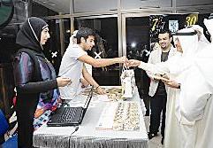 فؤاد الفلاح متفقداً جناح «كويتي وأفتخر»