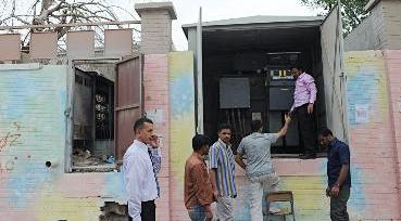 محاولات اصلاح المحول  	(تصوير موسى عياش)