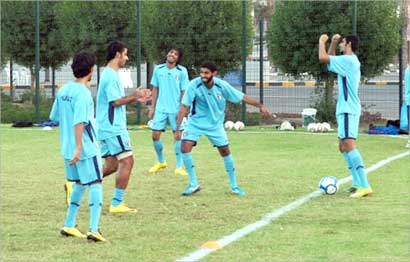 احمد عيدان يضحك على خالد لخروجه بالكرة خارج الملعب (تصوير زكريا عطية) 