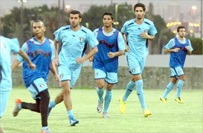 البريكي والانصاري وناصر وخلف والعتيقي بانتظار الكرة 