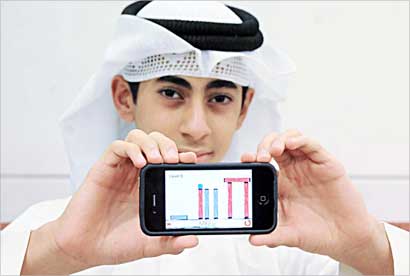 عبد الرحمن الزنكي مظهراً لعبته على الـ I phone 