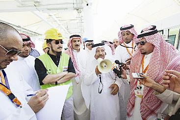 الطربوش متحدثاً الى قافلة الاعلام الخليجي