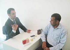 العسعوسي متحدثا إلى الزميل عمر العلاس 