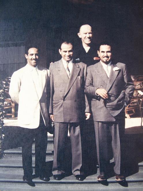 مراد بهبهاني متوسطاً سمو الأمير الشيخ صباح الأحمد الصباح وسمو الأمير الراحل الشيخ جابر الأحمد الصباح