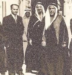 ... وفي صورة تذكارية مع سمو الأمير الراحل عبدالله السالم الصباح