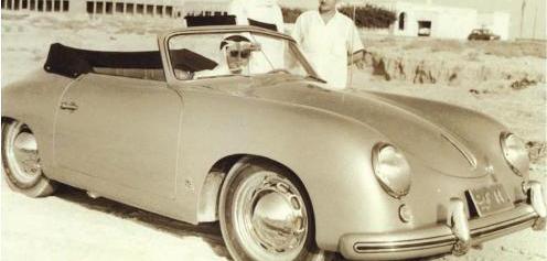 بهبهاني في صورة تاريخية محتفلاً بأول سيارة «بورشه» استوردها إلى الكويت عام 1957