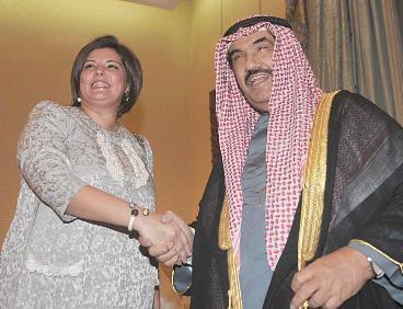 ناصر المحمد مصافحا أسيل العوضي