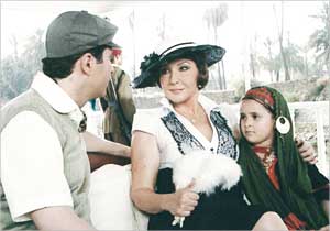 نادية الجندي في مشهد من مسلسل «ملكة في المنفى»