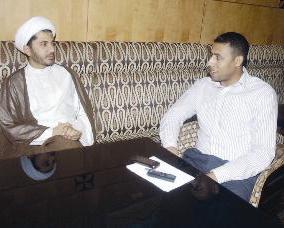 سلمان متحدثا إلى الزميل علي العلاس	(تصوير موسى عياش)