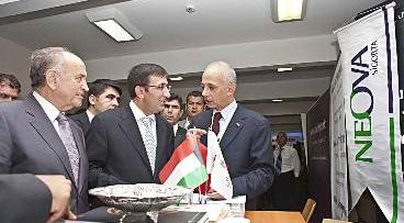 ... ويشرح للوزير يلماز ورئيس بلدية اسطنبول قادر طوباش عن الشركة