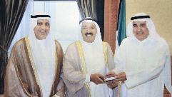 مهديا كتابه لسمو الأمير الشيخ صباح الاحمد في حضور النائب السابق د. عبدالمحسن جمال