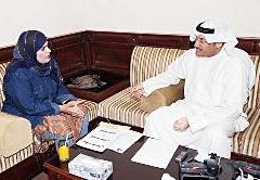 سلوى المطيري متحدثة إلى الزميل ناصر الفرحان	 (تصوير زكريا عطية)