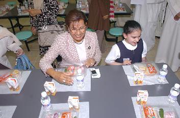 الحمود مشاركة طالبات «الابتدائية» أولى الوجبات الغذائية  	(تصوير زكريا عطية)