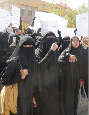 طالبات يمنيات تتظاهرن امام جامعة صنعاء أمس (ا ف ب)