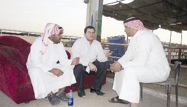 تجار في سوق الغنم يتحدثون إلى الزميل باسم عبد الرحمن