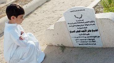 طفل يقرأ الفاتحة على قبر الأمير الراحل الشيخ جابر الأحمد رحمه الله 	(تصوير نور هنداوي)