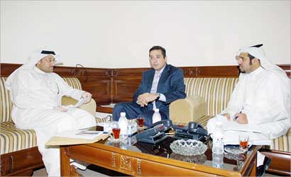 الغانم متحدثا إلى الزميلين ناصر الفرحان وسلمان الغضوري