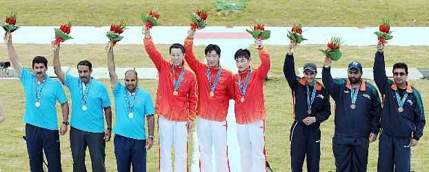 أوائل الدبل تراب على منصة التتويج 	(ا ف ب)