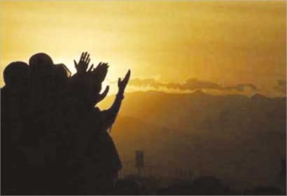 أكف تتوجه غلى السماء طلبا للمطر