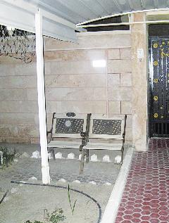 كرسيان عند مدخل البيت أحدهما له والآخر لزوجته أم صلاح