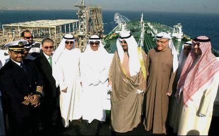 العبدالله وإلى يمينه الزنكي وبورسلي خلال استقبال الناقلة